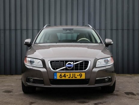 Volvo V70 - 2.5T Summum, Leer, Navi, 100 % Dealer Onderhoud, Full-Option's, Trekhaak, NL-Auto - 1