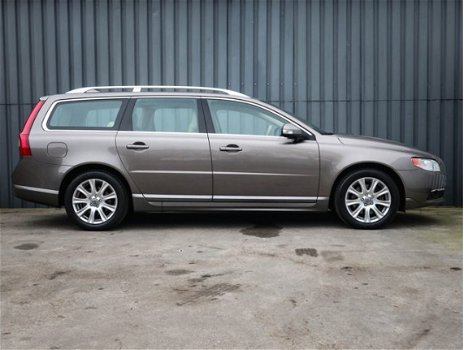 Volvo V70 - 2.5T Summum, Leer, Navi, 100 % Dealer Onderhoud, Full-Option's, Trekhaak, NL-Auto - 1