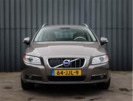 Volvo V70 - 2.5T Summum, Leer, Navi, 100 % Dealer Onderhoud, Full-Option's, Trekhaak, NL-Auto - 1