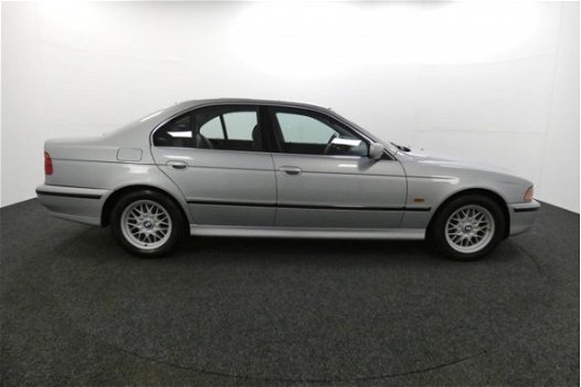 BMW 5-serie - 540i Executive LEDER/NAVI/MEMORY/STOELVERWARMING/LMV/V8/YOUNGTIMER/UNIEK - 1