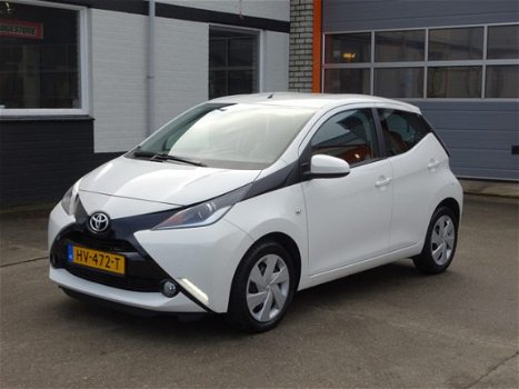 Toyota Aygo - 1.0 VVT-i x-play Airco, navigatie, elektrische ramen en centrale vergrendeling, achter - 1