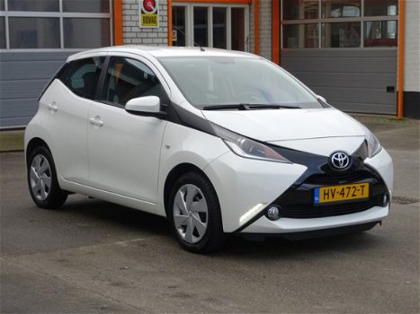 Toyota Aygo - 1.0 VVT-i x-play Airco, navigatie, elektrische ramen en centrale vergrendeling, achter - 1