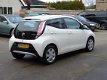 Toyota Aygo - 1.0 VVT-i x-play Airco, navigatie, elektrische ramen en centrale vergrendeling, achter - 1 - Thumbnail