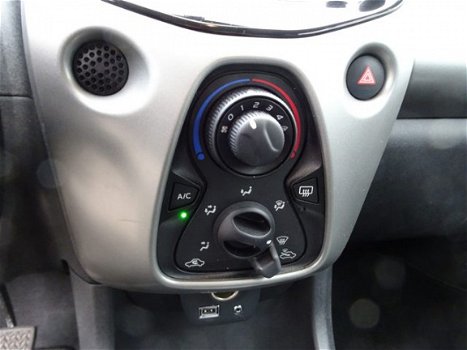 Toyota Aygo - 1.0 VVT-i x-play Airco, navigatie, elektrische ramen en centrale vergrendeling, achter - 1