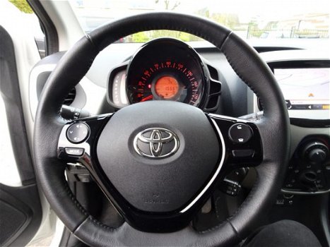 Toyota Aygo - 1.0 VVT-i x-play Airco, navigatie, elektrische ramen en centrale vergrendeling, achter - 1