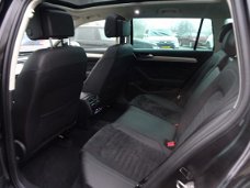 Volkswagen Passat Variant - 1.6 TDI 120pk Highline Pano-Dak, Navi,