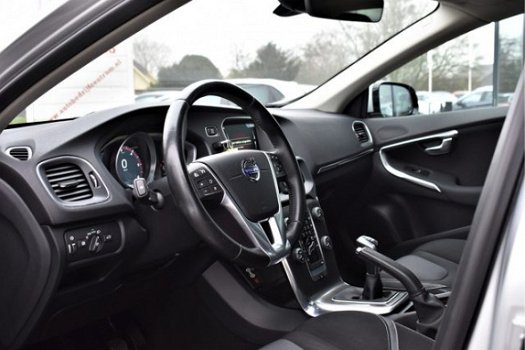 Volvo V40 - 2.0 D4 190PK Momentum Business, Xenon, Camera, Panoramadak, Climate Control, Stoelverwar - 1