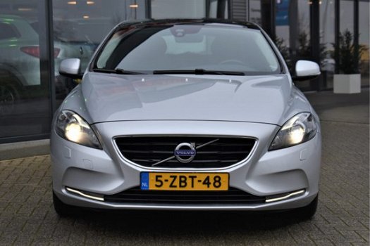 Volvo V40 - 2.0 D4 190PK Momentum Business, Xenon, Camera, Panoramadak, Climate Control, Stoelverwar - 1