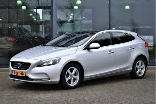 Volvo V40 - 2.0 D4 190PK Momentum Business, Xenon, Camera, Panoramadak, Climate Control, Stoelverwar - 1