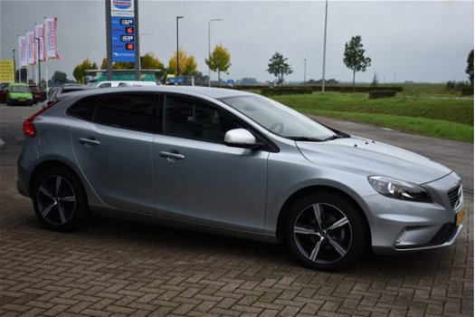 Volvo V40 - 2.0 D2 120 PK R-Design, Lederen Sportstoelen, Digitale Cockpit, Navigatie - 1