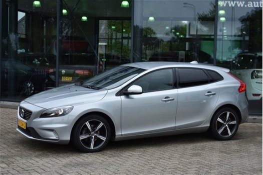 Volvo V40 - 2.0 D2 120 PK R-Design, Lederen Sportstoelen, Digitale Cockpit, Navigatie - 1