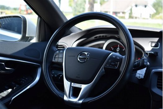 Volvo V40 - 2.0 D2 120 PK R-Design, Lederen Sportstoelen, Digitale Cockpit, Navigatie - 1