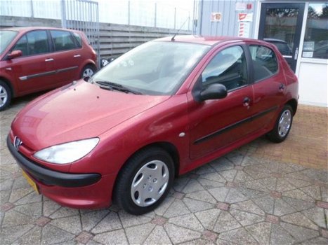 Peugeot 206 - 1.4 XR 161.000 KM nieuwe apk - 1