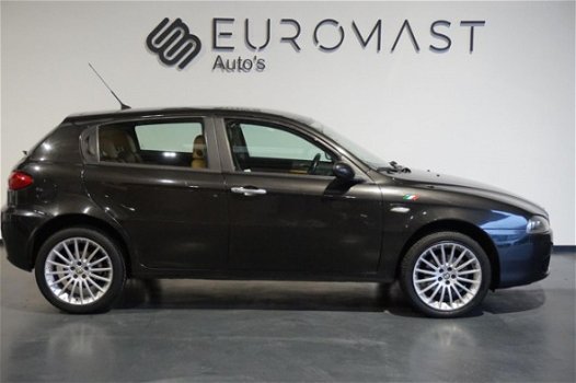 Alfa Romeo 147 - 1.9 JTD Distinctive Airco/Leer/Nieuw Apk - 1