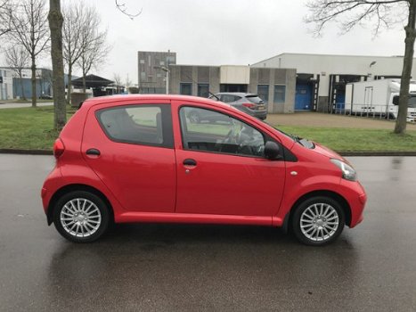 Toyota Aygo - 1.0-12V 5-Deurs. Stuurbekr., Airbags, Radio-CD, Enz... Mooie, zuinige en onverwoestbar - 1