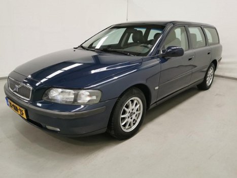 Volvo V70 - 2.4 Comfort Line / Airco / Leder - 1