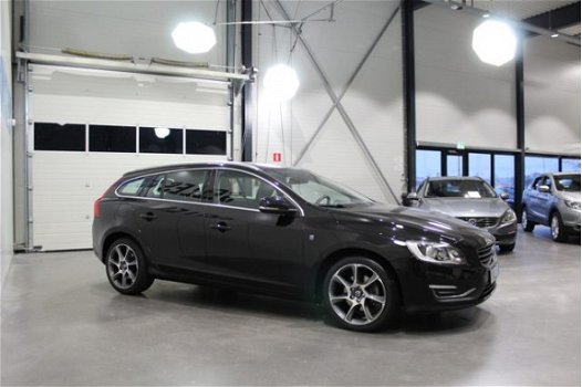 Volvo V60 - 2.0 D2 Ocean Race | Navigatie | Leder | LM Velgen | - 1