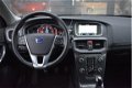 Volvo V40 - 2.0 D2 Summum [ LEDER STOELVERWARMING TREKHAAK NAVIGATIE ] - 1 - Thumbnail