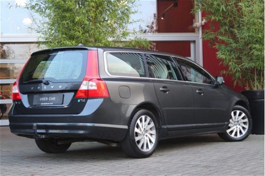 Volvo V70 - T4 180pk Limited Edition | Trekhaak / Park Assist V+A / Navigatie / Stoelverwarming / Ac - 1