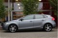 Volvo V40 - D3 150pk Nordic+ | IntelliSafe / Standkachel / On Call / Keyless / Adaptive CC / Botswaa - 1 - Thumbnail