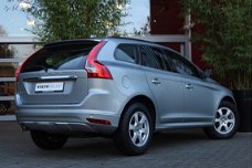 Volvo XC60 - D3 136pk Geartronic Momentum | Park Assist V+A / Stuurverwarming / City Safety / Naviga