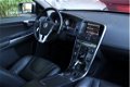 Volvo XC60 - D3 136pk Geartronic Momentum | Park Assist V+A / Stuurverwarming / City Safety / Naviga - 1 - Thumbnail