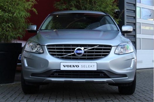 Volvo XC60 - D3 136pk Geartronic Momentum | Park Assist V+A / Stuurverwarming / City Safety / Naviga - 1
