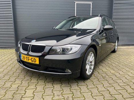 BMW 3-serie Touring - 320i Business Line Let op 03-02 t/m 07-02 zijn wij gesloten - 1