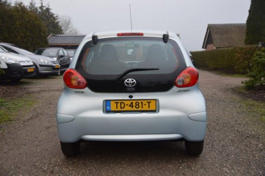 Toyota Aygo - 5 Deurs 127.000 km. Electr. pakket - 1