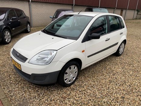 Ford Fiesta - 1.4-16V Ambiente Benzine 5 Drs Luxe uitvoering Rijdt en schakelt perfect - 1