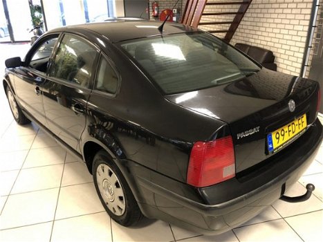 Volkswagen Passat - 1.6 Comfortline - 1