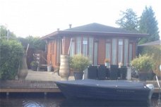 Te koop mooi dubbel chalet aan het water op een van de mooiste locaties in Loosdrecht.