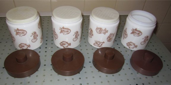 4 opalglazen witte potten met bruine deksels RETRO - 2