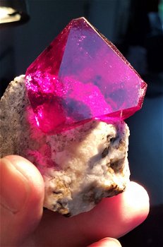 Schitterend Robijnrood ALUNIET kristal op matrix - 7