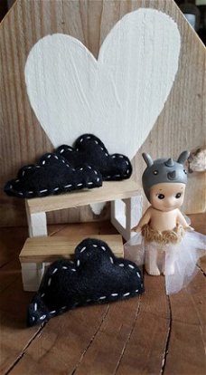 Wolkenkussentjes zwart met wit stiksel voor modern poppenhuis