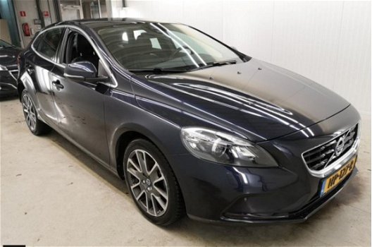 Volvo V40 - 2.0 D2 Summum Business / NAVI / AIRCO-ECC / PANORAMADAK / LEDER / LMV / PDC / TREKHAAK / - 1