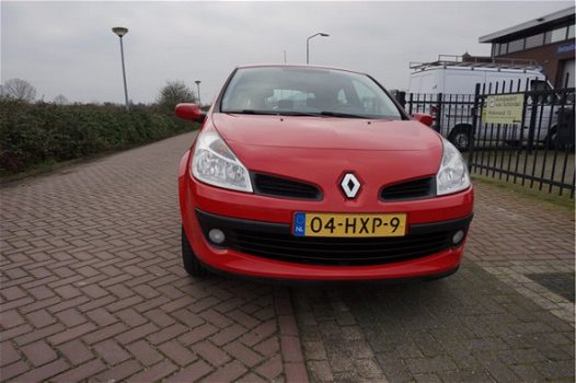 Renault Clio - 1.2-16V COLLECTION NL AUTO PERF.STAAT AIRCO CRUISECONTROL 16INCH LMV 4X PERF.BANDEN M - 1