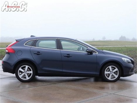 Volvo V40 - 2.0 D4 Achteruitrijcamera Panodak PDC v+a 190pk - 1