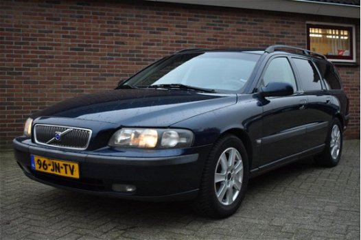 Volvo V70 - 2.4 D5 Comfort Line '02 Airco Cruise - 1