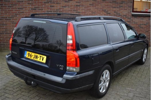 Volvo V70 - 2.4 D5 Comfort Line '02 Airco Cruise - 1