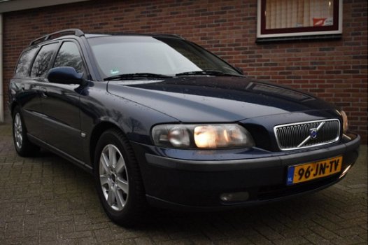 Volvo V70 - 2.4 D5 Comfort Line '02 Airco Cruise - 1