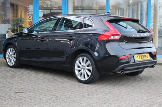 Volvo V40 - 1.6 T3 150 PK Momentum Camera - Navi - Keyless - 1