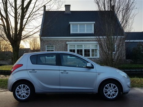 Hyundai i20 - 79.000km / 5 deurs / Airco Dealer onderh - 1