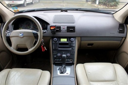 Volvo XC90 - 2.4 D5 Aut. AWD Momentum 7 pers. + Leder + Ecc + Pdc + Lmv - 1