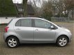 Toyota Yaris - 1.3 VVTi Luna Nette en vooral ook luxe yaris met vol automatische airco en keyless-en - 1 - Thumbnail