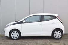 Toyota Aygo - 1.0 VVT-i x-play Camera Mistlicht Elek ramen Airco BT Led Dagrijverl. Lage kilometerst