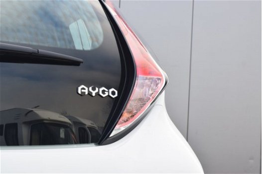 Toyota Aygo - 1.0 VVT-i x-play Camera Mistlicht Elek ramen Airco BT Led Dagrijverl. Lage kilometerst - 1
