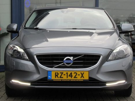 Volvo V40 - 1.6 D2 Summum, Navigatie / Bi-xenon / Trekhaak / Stoelverwarming + achterbank verwarmd / - 1