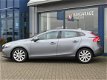 Volvo V40 - 1.6 D2 Summum, Navigatie / Bi-xenon / Trekhaak / Stoelverwarming + achterbank verwarmd / - 1 - Thumbnail