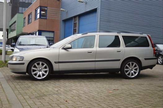 Volvo V70 - 2.4 Comfort Line Automaat/Navi/Leder/Clima/Nap - 1